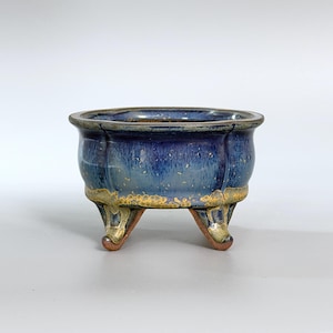 Vaso per bonsai con base rialzata e bordo a begonia, smaltato blu e oro.