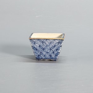 Miniaturowy kwadratowy garnek Dou Pot w stylu Ming, ręcznie malowany, z niebiesko-białym wzorem monet