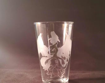 Vaso de pinta con grabado de Charmander, Charmeleon y Charizard