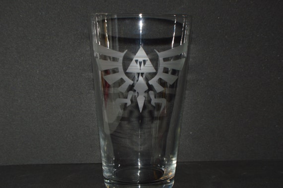 Legend of Zelda Hyrule Crest etched Pub glass fan art