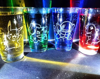 Set de vasos de bar con grabados de Pokémon (arte de fan)