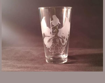 Vaso de pinta con grabado de Charmander, Charmeleon y Charizard