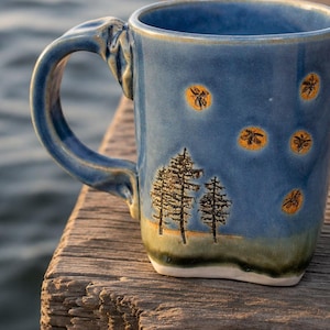 Taza de cerámica con diseño de luciérnaga hecha a mano, taza de café con diseño de pino, regalo para acampar, taza de cerámica con diseño de bosques del norte.