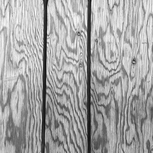 K&ouml;nnte beinhalten: Schwarz-Wei&szlig;-Bild eines Kaminwerkzeugsets. Das Set enth&auml;lt eine Schaufel, einen Sch&uuml;rhaken und eine Aufh&auml;ngestange. Die Werkzeuge sind aus dunklem Metall gefertigt und an einer Holzwand montiert.