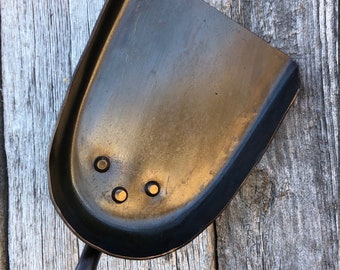 Pala de ceniza para chimenea forjada a mano con mango de clavo de ferrocarril, fabricada en EE. UU.
