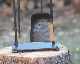 Juego de herramientas para chimenea de herrero sobre soporte