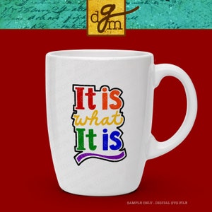 Es lo que es archivo SVG, divertido decir archivo SVG, taza de café SVG, svg para taza de café, camisa divertida svg, calcomanía de coche svg, arco iris color svg