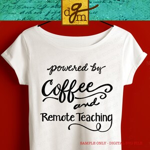 Puede incluir: Camiseta blanca con texto negro que dice "alimentado por café y enseñanza a distancia".