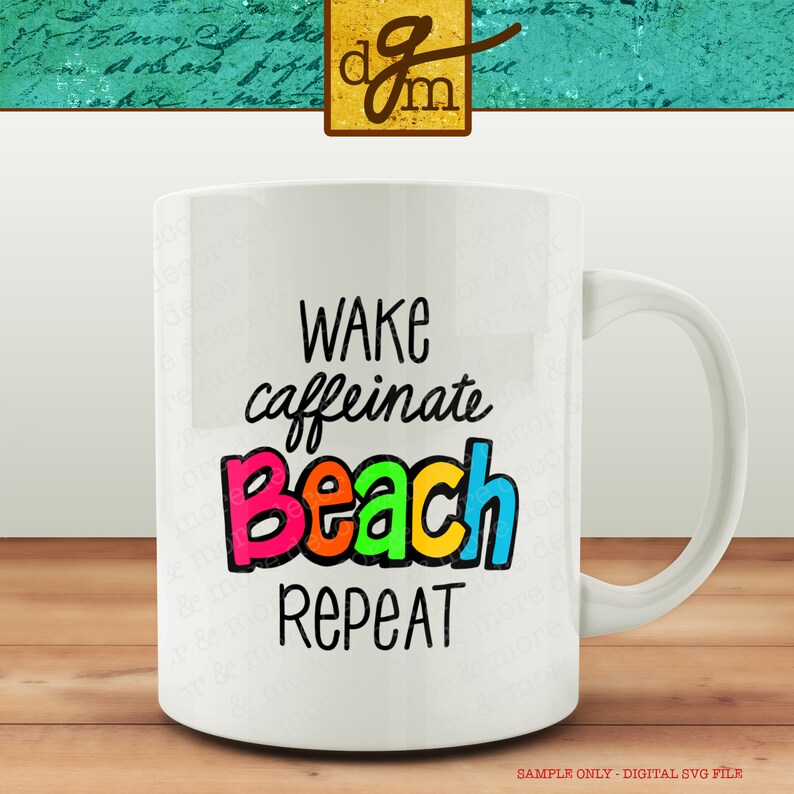 Pu&ograve; includere: Tazza da caff&egrave; in ceramica bianca con una grafica nera e colorata che recita "Wake caffeinate Beach Repeat".