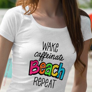Pu&ograve; includere: Una maglietta bianca con il testo "WAKE caffeinate Beach REPEAT" in lettere colorate. Il testo &egrave; in uno stile giocoso e disegnato a mano. La maglietta &egrave; un download digitale, non un prodotto fisico.