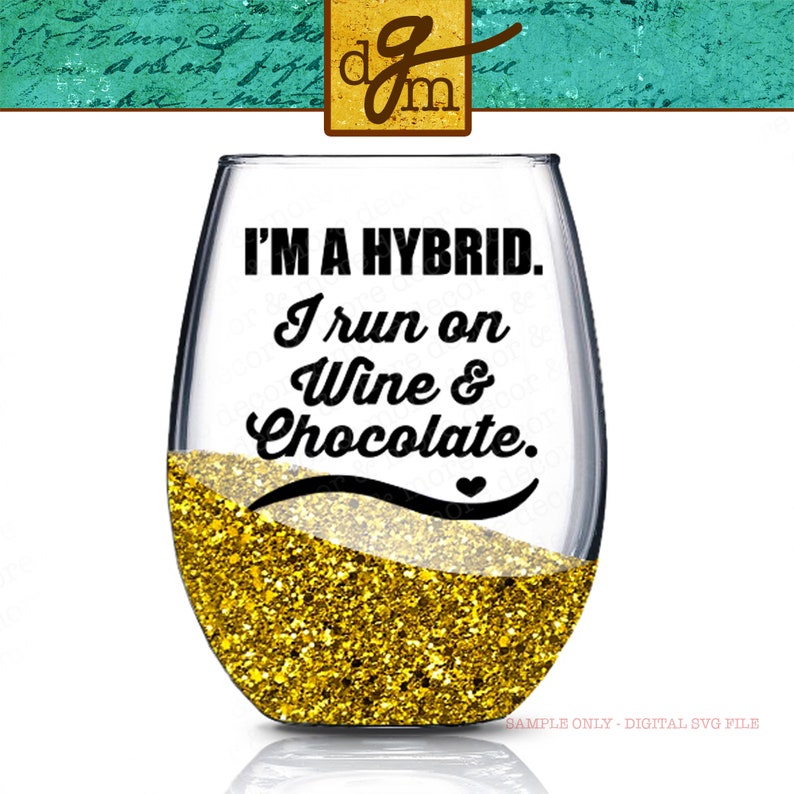 以下が含まれることがあります： 黒い文字で「I'M A HYBRID. I run on Wine & Chocolate.」と書かれた、金色のグリッターが施されたワイングラスです。