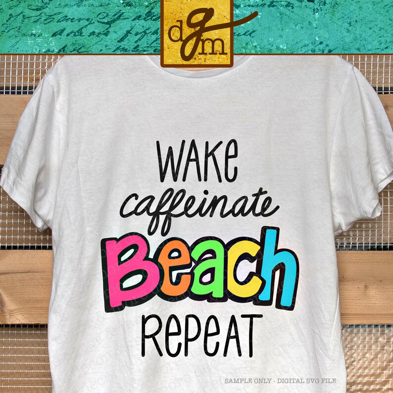 Pu&ograve; includere: Maglietta bianca con testo nero che recita "WAKE caffeinate Beach REPEAT" in lettere colorate. Il testo &egrave; in un divertente font da cartone animato.