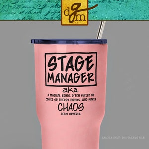 Puede incluir: Un vaso rosa con un gr&aacute;fico en blanco y negro que dice "Stage Manager aka. A magical being, often fueled by coffee or energy drinks, who makes chaos seem orderly."