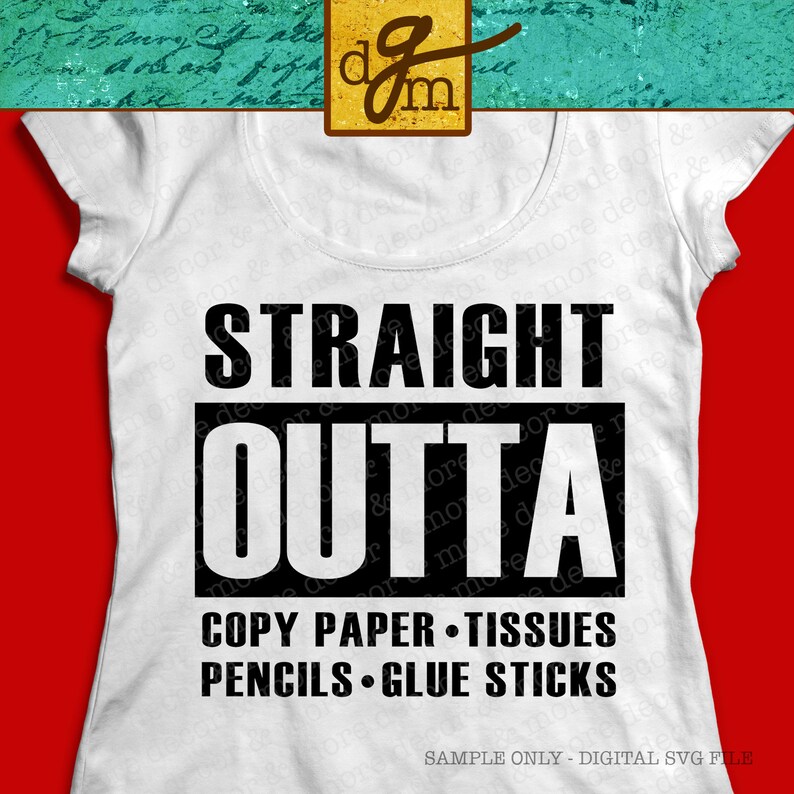 Pode incluir: Camiseta branca com texto preto que diz "Straight Outta Copy Paper, Tissues, Pencils, Glue Sticks". O texto est&aacute; em negrito, com uma fonte de letra quadrada. A camiseta &eacute; apenas uma amostra e &eacute; um arquivo SVG digital.