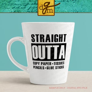 Pode incluir: Caneca de caf&eacute; branca com texto preto que diz "Straight Outta Copy Paper, Tissues, Pencils, Glue Sticks".
