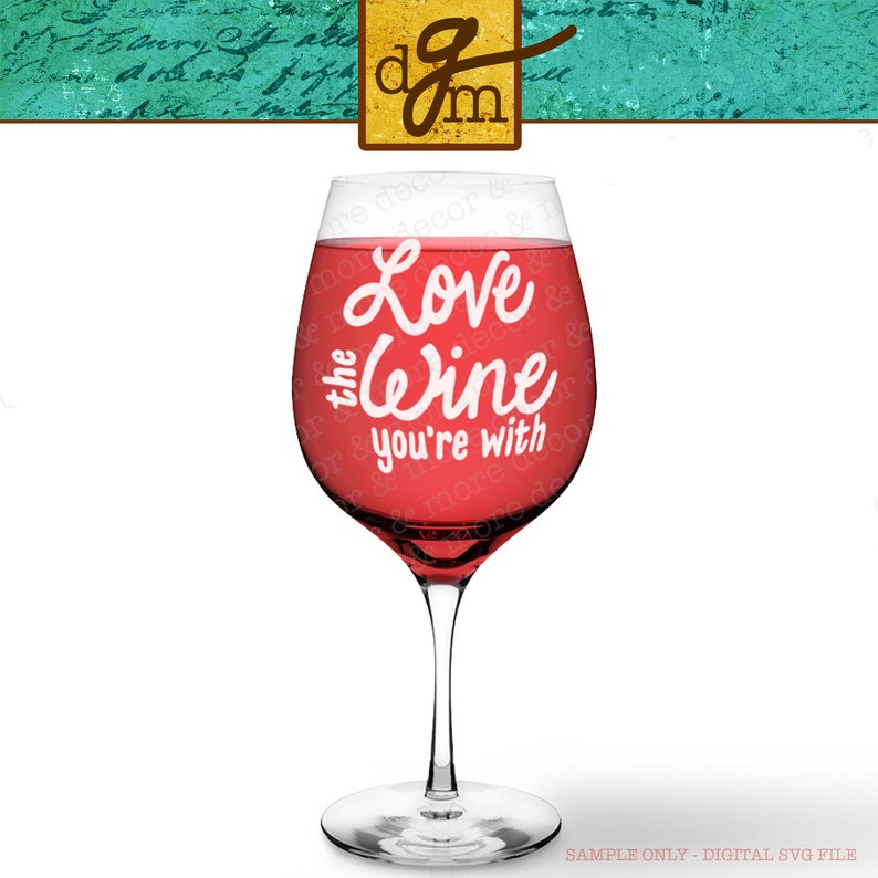 以下が含まれることがあります： 白い文字で「Love the wine you're with」と書かれた赤いワイングラス