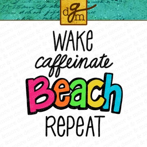 Pu&ograve; includere: Un design grafico colorato con il testo "WAKE caffeinate BEACH REPEAT" in lettere nere contornate. Le parole "BEACH" sono in colori arcobaleno con una "B" rosa, una "E" arancione, una "A" verde, una "C" gialla e una "H" blu.