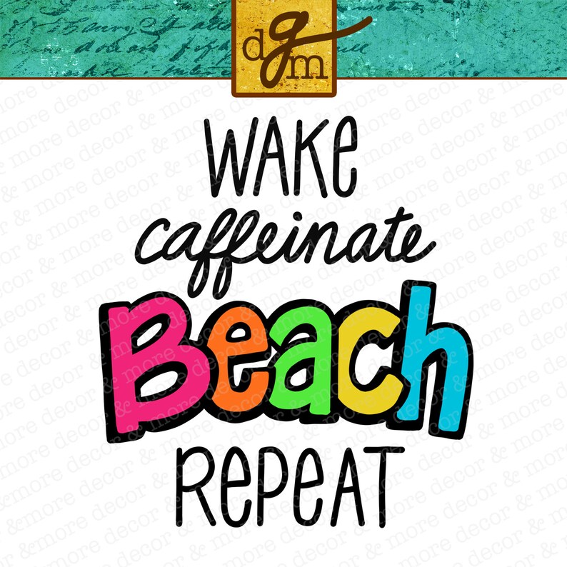Pu&ograve; includere: Un design grafico colorato con il testo "WAKE caffeinate BEACH REPEAT" in lettere nere contornate. Le parole "BEACH" sono in colori arcobaleno con una "B" rosa, una "E" arancione, una "A" verde, una "C" gialla e una "H" blu.