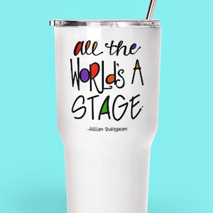 Puede incluir: Un vaso de acero inoxidable blanco con un gr&aacute;fico negro y colorido que dice "all the world's a stage" con la cita "~William Shakespeare" debajo.