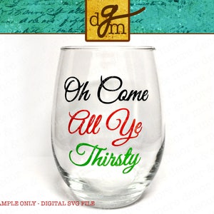 Może przedstawiać: Przezroczysty kieliszek do wina bez n&oacute;żki z napisem "Oh Come All Ye Thirsty" w czarnym, czerwonym i zielonym skrypcie. Kieliszek ma prosty, elegancki design, idealny do serwowania wina lub innych napoj&oacute;w. Słowa są świąteczną wiadomością.