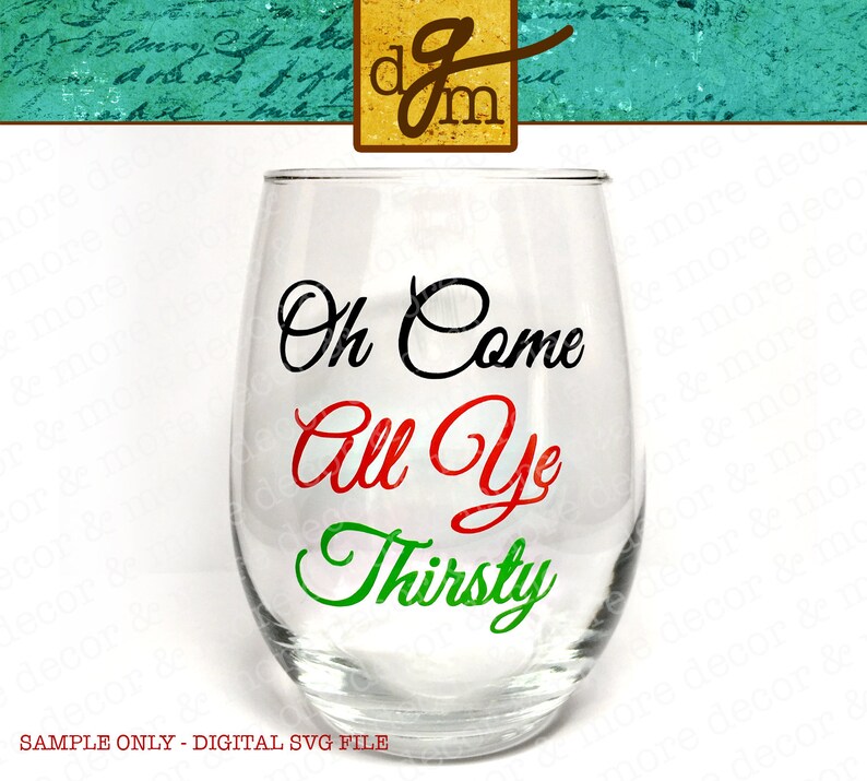 Może przedstawiać: Przezroczysty kieliszek do wina bez n&oacute;żki z napisem "Oh Come All Ye Thirsty" w czarnym, czerwonym i zielonym skrypcie. Kieliszek ma prosty, elegancki design, idealny do serwowania wina lub innych napoj&oacute;w. Słowa są świąteczną wiadomością.