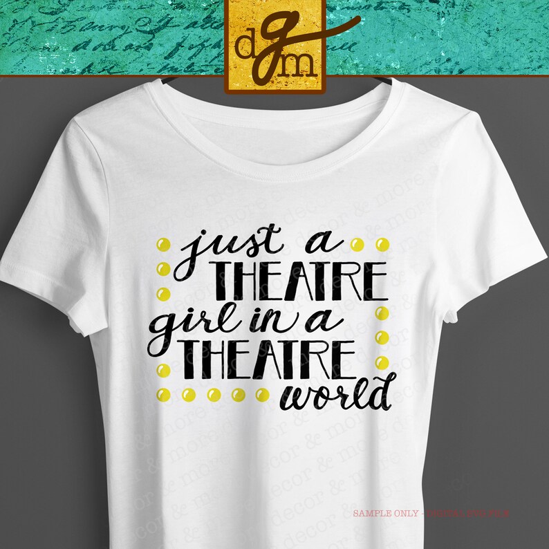 Puede incluir: Camiseta blanca con texto negro que dice "just a THEATRE girl in a THEATRE world" con puntos amarillos alrededor del texto.
