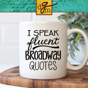 Puede incluir: Taza de cer&aacute;mica blanca con un gr&aacute;fico negro que dice "Hablo con fluidez las citas de Broadway".
