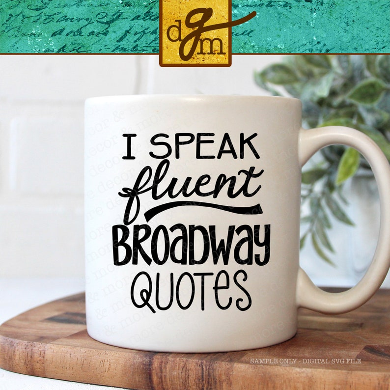 Puede incluir: Taza de cer&aacute;mica blanca con un gr&aacute;fico negro que dice "Hablo con fluidez las citas de Broadway".