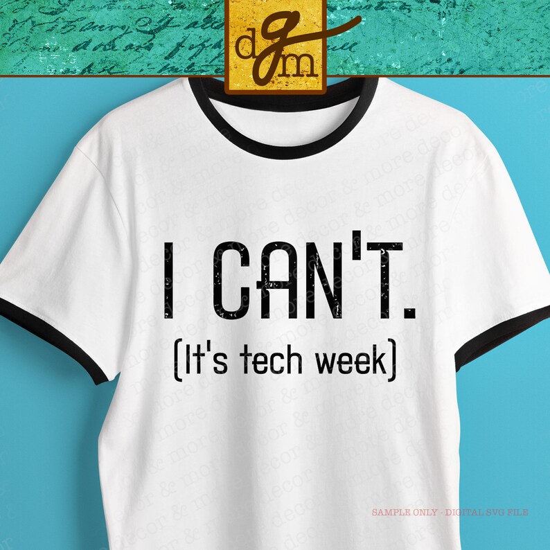 Puede incluir: Una camiseta blanca con un dise&ntilde;o de cuello de canal&eacute; negro. La camiseta tiene un gr&aacute;fico negro desgastado que dice "I CAN'T. (It's tech week)"