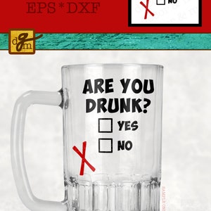 Puede incluir: Una jarra de cerveza de vidrio transparente con un gr&aacute;fico en blanco y negro que dice "&iquest;Est&aacute;s borracho?" con una casilla de verificaci&oacute;n junto a las palabras "S&iacute;" y "No". La casilla "No" est&aacute; marcada con una X roja.