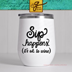 以下が含まれることがあります： 「Sip happens. (it's ok to wine)」という黒いグラフィックが描かれた白いステンレス製のワインタンブラーです。