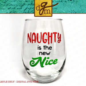 Może przedstawiać: Przezroczysty kieliszek do wina bez n&oacute;żki z napisem "NAUGHTY is the new Nice" w czerwonych i zielonych literach. Kieliszek to przedmiot o tematyce świątecznej.