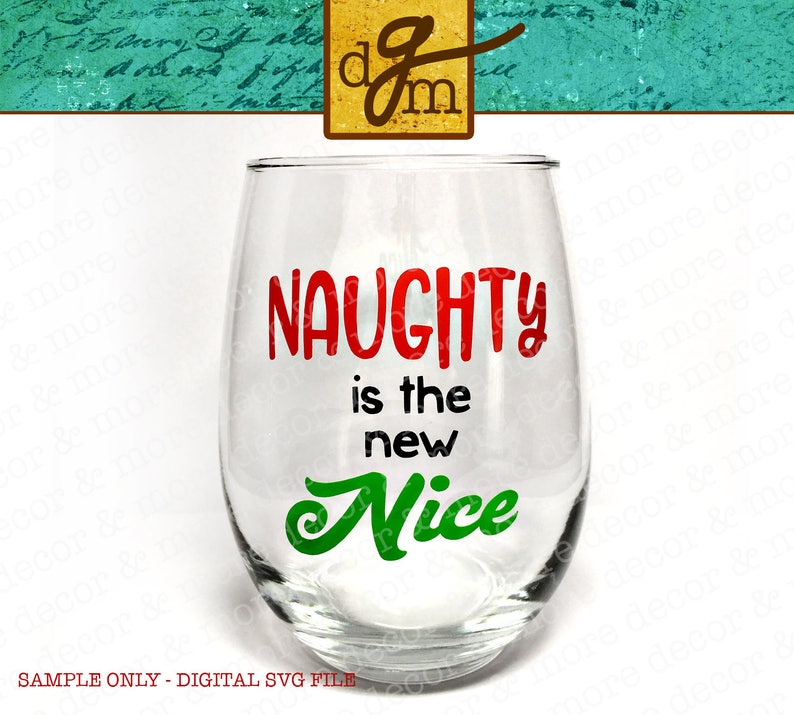 Może przedstawiać: Przezroczysty kieliszek do wina bez n&oacute;żki z napisem "NAUGHTY is the new Nice" w czerwonych i zielonych literach. Kieliszek to przedmiot o tematyce świątecznej.