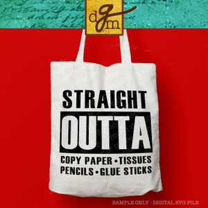 Pode incluir: Sacola de tecido branca com texto preto que diz "Straight Outta Copy Paper - Tissues - Pencils - Glue Sticks". A sacola est&aacute; sobre um fundo vermelho.