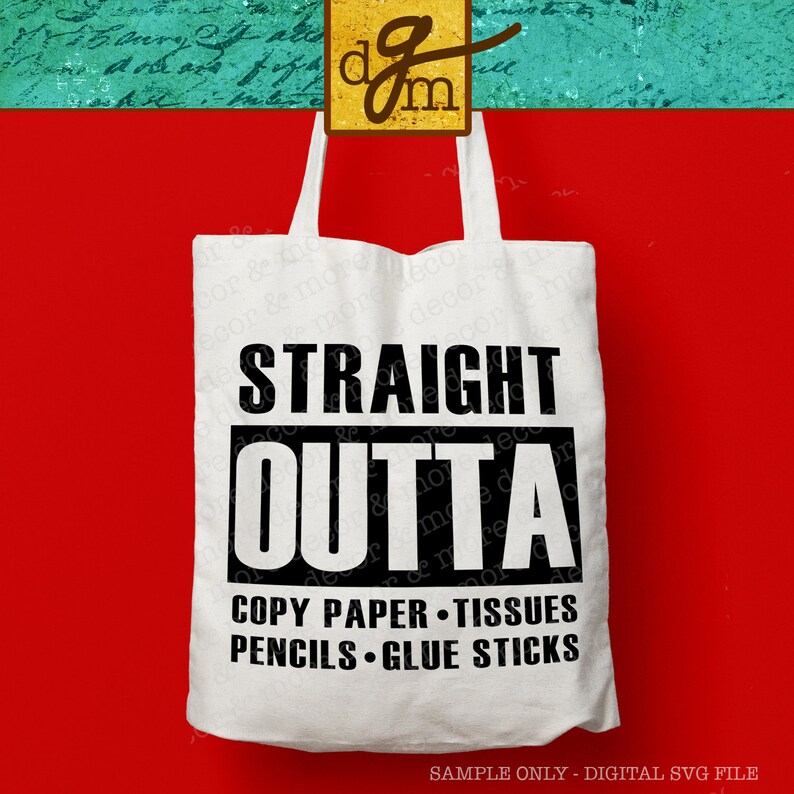 Pode incluir: Sacola de tecido branca com texto preto que diz "Straight Outta Copy Paper - Tissues - Pencils - Glue Sticks". A sacola est&aacute; sobre um fundo vermelho.
