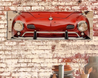 Könnte beinhalten: Ein rotes Oldtimer-Auto mit Chromstoßstangen und Scheinwerfern. Das Auto befindet sich auf einem Holzgrund.