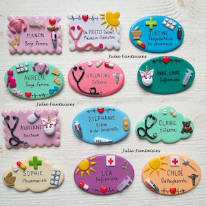 Peut inclure: Une collection de 10 badges nominatifs colorés avec différentes professions médicales et symboles. Les badges nominatifs sont en pâte polymère et présentent une variété de symboles médicaux, notamment des stéthoscopes, des pilules et des bandages. Les badges nominatifs sont tous de forme ovale et ont un fond blanc avec du texte noir. Le texte sur les badges nominatifs comprend les noms des professions, telles que "Docteur", "Infirmière" et "Pharmacien".
