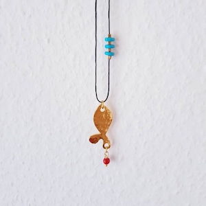 Sautoir pendentif poisson minimaliste en laiton plaqué or 24 carats