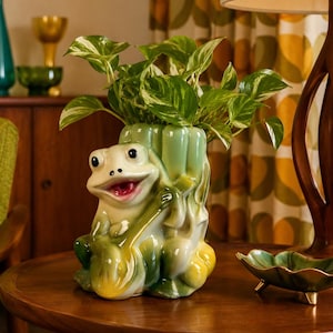 Shawnee Pottery Ceramic Frog Planter Vase, Mid Century Kitschy Home Decor