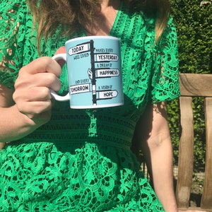 Perfektes Geschenk Irish Road Sign Tasse - &#39;Heute gut gelebt macht jedes gestern ein Traum des Glücks und jedes Morgen eine Vision der Hoffnung&#39;.