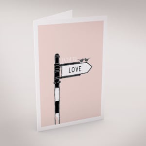 Path to Love Irish Sign Post - Biglietto di auguri in lingua irlandese. Perfetto per un biglietto di San Valentino o di nozze!