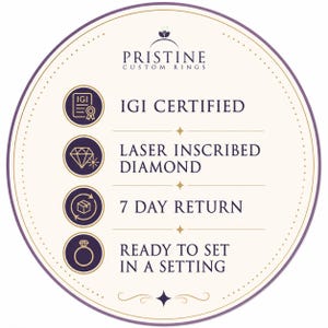 K&ouml;nnte beinhalten: Eine kreisf&ouml;rmige cremefarbene Grafik mit violettem Rand und dem Text PRISTINE CUSTOM RINGS. Sie listet vier Merkmale mit Symbolen auf: IGI CERTIFIED, LASER INSCRIBED DIAMOND, 7 DAY RETURN und READY TO SET IN A SETTING, getrennt durch kleine Sterne.
