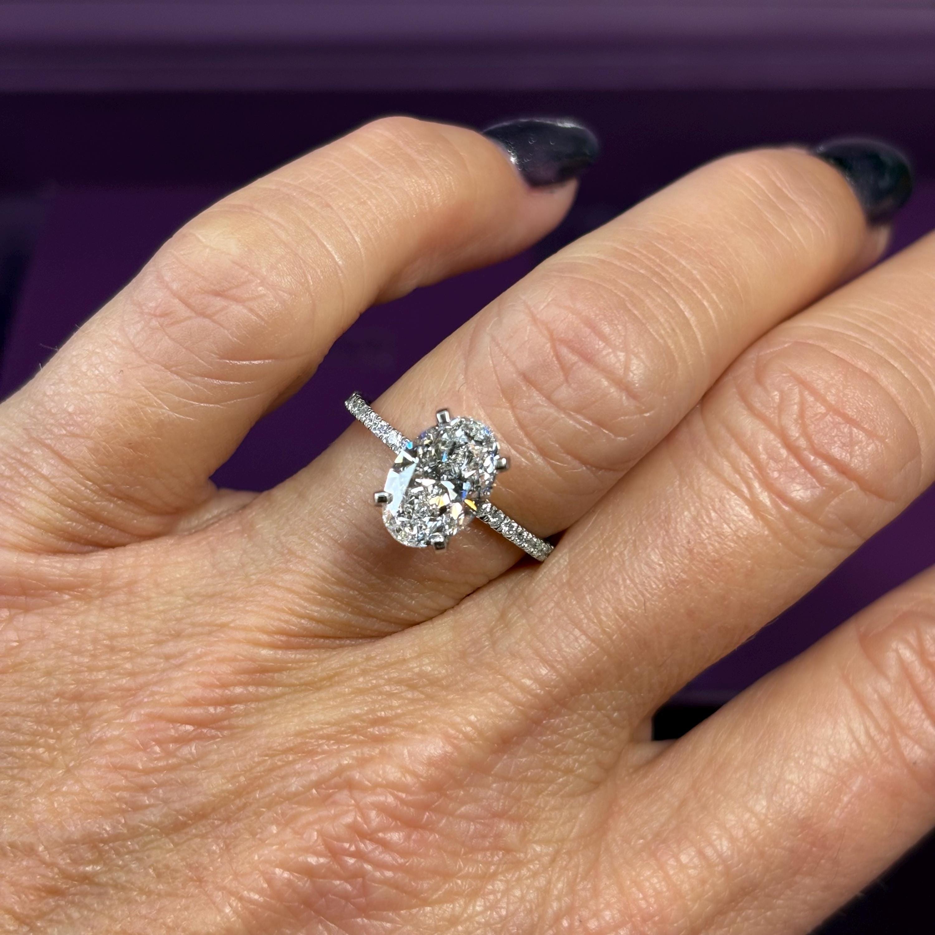 2カラットの細長いオーバルカットダイヤモンドの婚約指輪：プラチナ製 