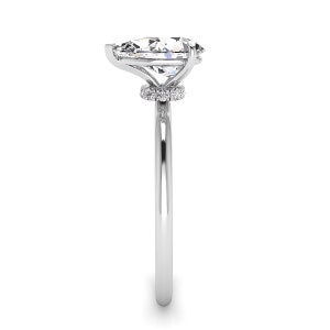Puede incluir: Un anillo de plata con un gran diamante de forma ovalada engastado en un halo de diamantes m&aacute;s peque&ntilde;os. El anillo tiene una banda simple.