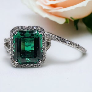 Anillo de compromiso con esmeralda de laboratorio de talla esmeralda: halo de diamantes, oro de 14 k