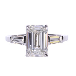 Anillo de aniversario de tres piedras con diamantes cultivados en laboratorio de talla esmeralda de 3 quilates y baguettes cónicos, elegante anillo de oro blanco.