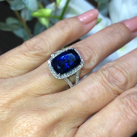 Anello con diamanti shop e zaffiro blu