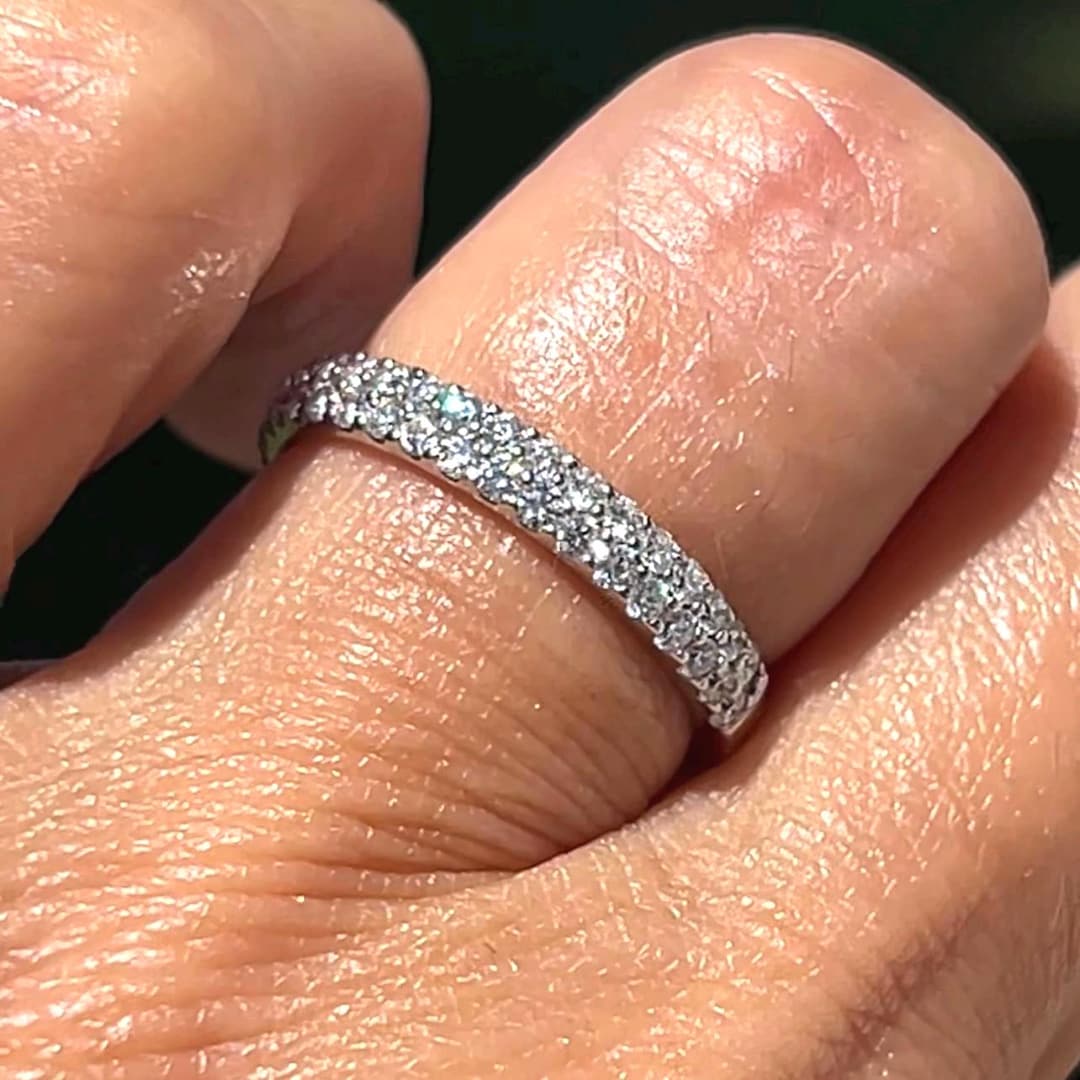 Fede nuziale con diamanti: anello per anniversario in oro bianco