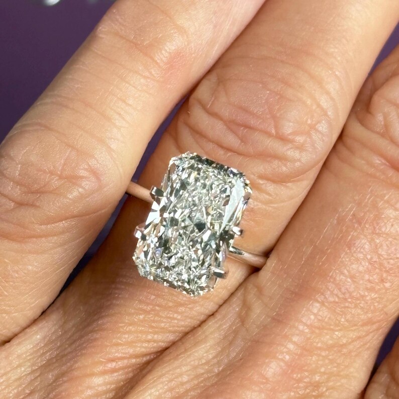 Diamante sintetico Radiant da 6,19 carati, purezza FVVS2, certificato IGI. immagine 3