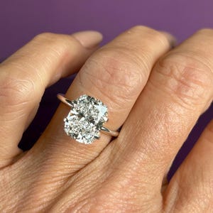 Anello di fidanzamento con diamante sintetico a taglio cuscino da 4,09 carati: certificato IGI E VS1 CVD